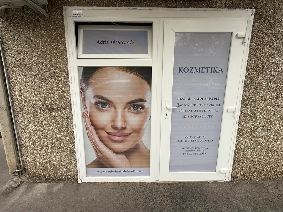 Az Adria sétány 4/F utcai bejárata a KOZMETIKA felirattal